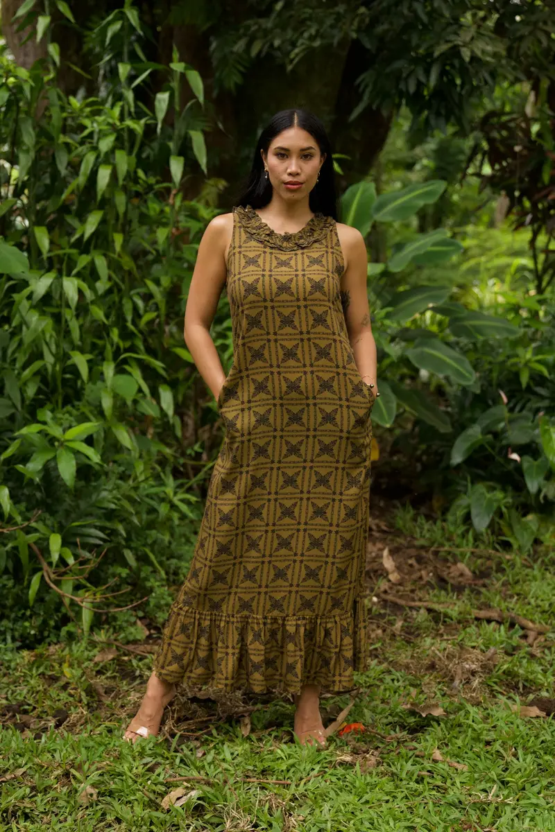 AliʻI MuʻUmuʻU In Heirloom Black And Seaweed Pattern 1