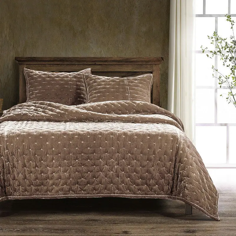 Sierpnia Dusty Rose Silk-Look Velvet Quilt Set For Queen Beds – 3-Piece 1